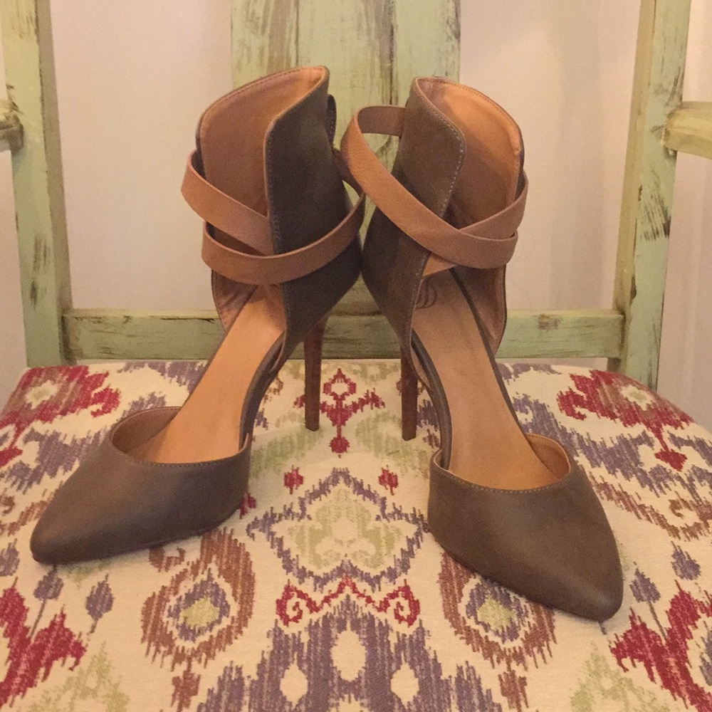 NWOB olive green heels size 7